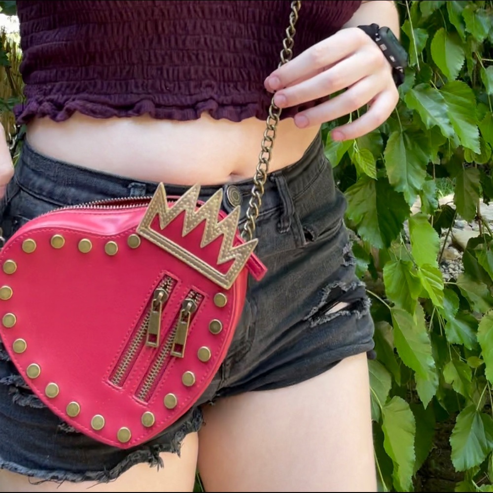 RARE Evie Descendants 2 Faux Leather Heart Purse